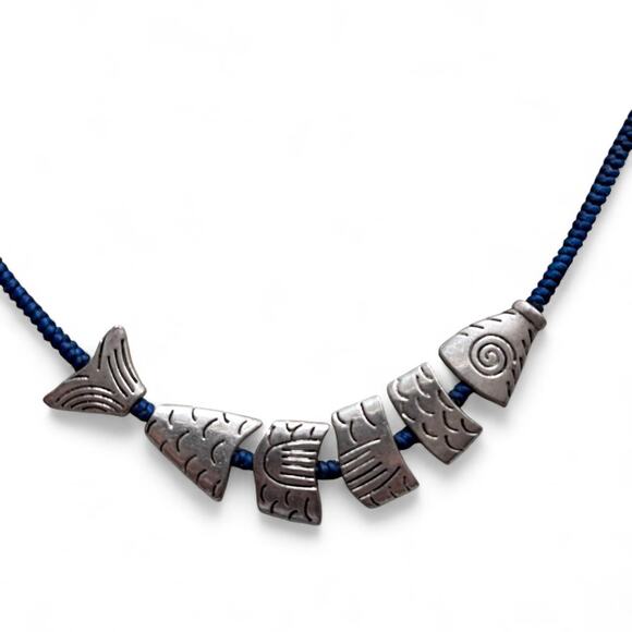 Segmented worry fish corded necklace - Picture 2 of 4